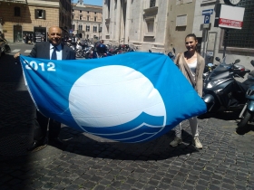 Il sindaco Di Bari con la Bandiera Blu 2012
